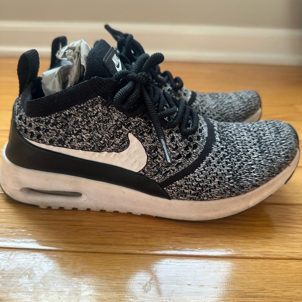 Women’s Black and White NIKE Sneakers